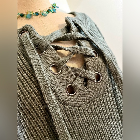 NWT L Sage Green Cable Knit V Neck Lace Up Sweater - Picture 4 of 9